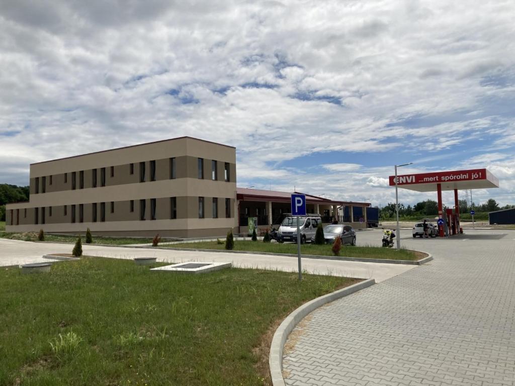 M70 Panzio Szemenyecsörnye Екстериор снимка